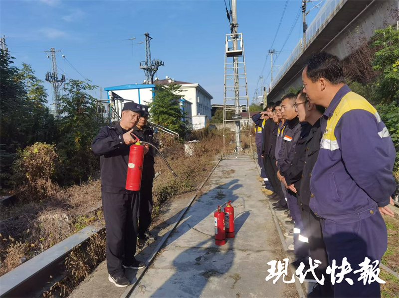 南京铁警开展“119消防安全日”系列宣传活动