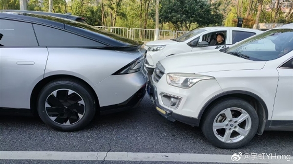 小鹏P7+全国首撞诞生：车太帅 后车司机忘记踩刹车