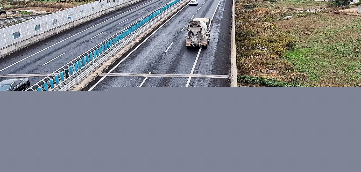 施工车高速上倒车5分钟，司机12分没了