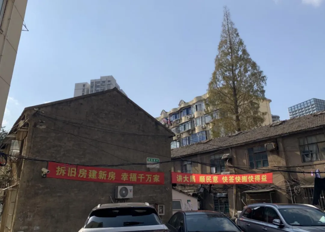 原拆原建的痛与难：有小区晚上10点还在签约同意，也有小区拖了七年仍未成功